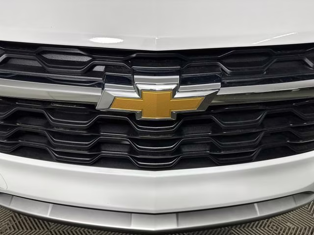 2025 Summit White Chevrolet Trax LT FWD SUV