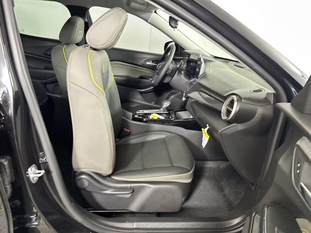 2025 Mosaic Black Metallic Chevrolet Trax ACTIV FWD SUV