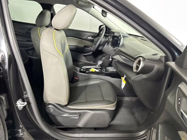 2025 Mosaic Black Metallic Chevrolet Trax ACTIV FWD SUV