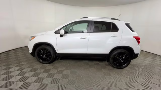 2022 Iridescent Pearl Tricoat Chevrolet Trax LT AWD SUV