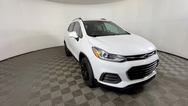 2022 Iridescent Pearl Tricoat Chevrolet Trax LT AWD SUV