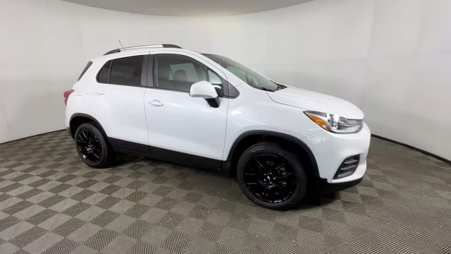 2022 Iridescent Pearl Tricoat Chevrolet Trax LT AWD SUV