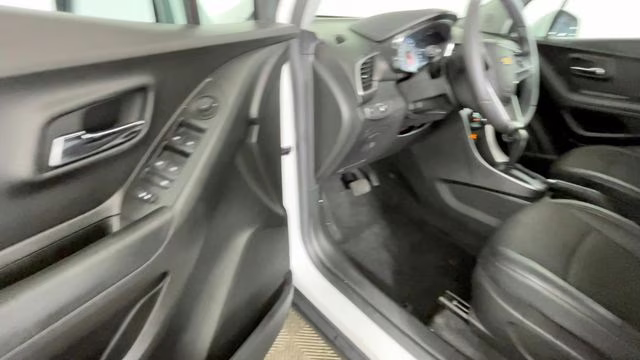2022 Iridescent Pearl Tricoat Chevrolet Trax LT AWD SUV
