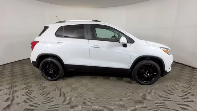 2022 Iridescent Pearl Tricoat Chevrolet Trax LT AWD SUV