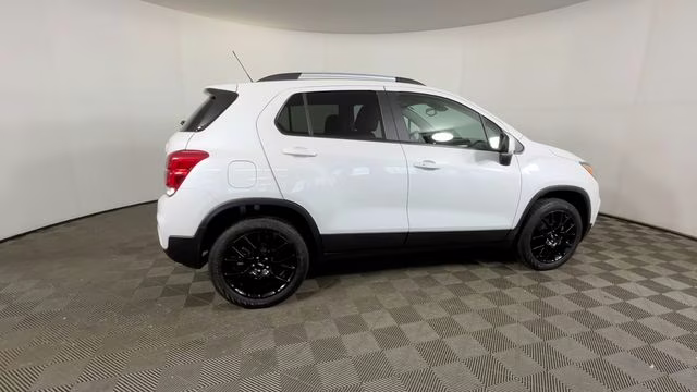 2022 Iridescent Pearl Tricoat Chevrolet Trax LT AWD SUV
