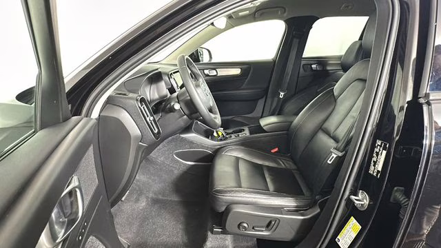 2022 Black Volvo XC40 Momentum AWD SUV