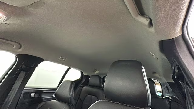 2022 Black Volvo XC40 Momentum AWD SUV