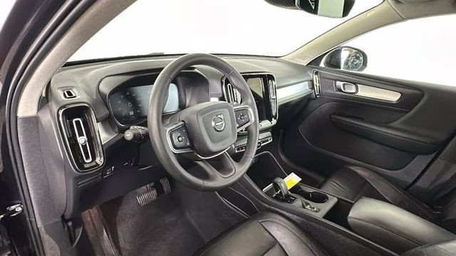 2022 Black Volvo XC40 Momentum AWD SUV
