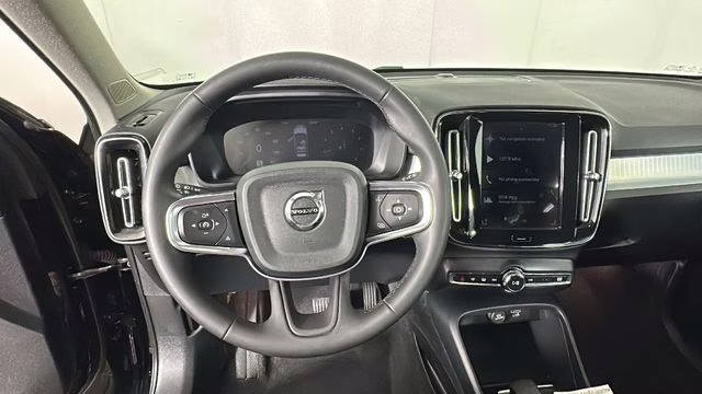2022 Black Volvo XC40 Momentum AWD SUV