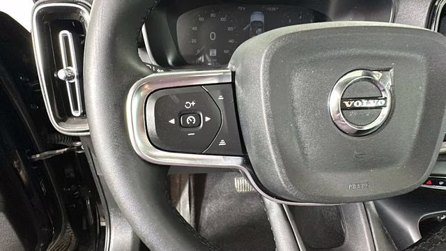 2022 Black Volvo XC40 Momentum AWD SUV