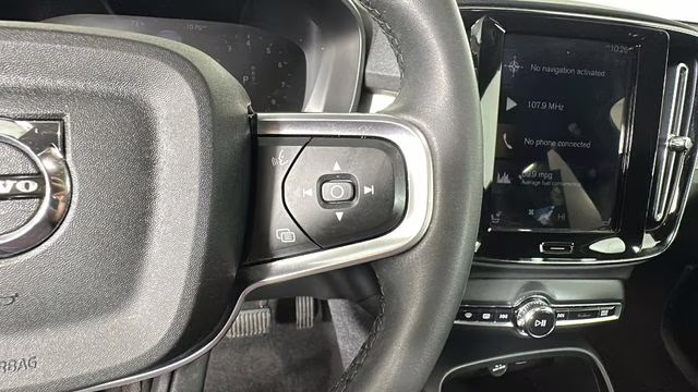 2022 Black Volvo XC40 Momentum AWD SUV