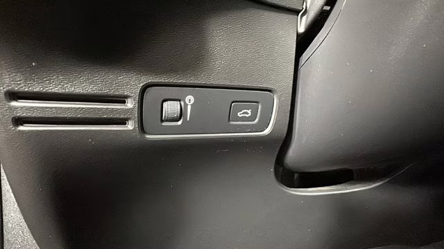 2022 Black Volvo XC40 Momentum AWD SUV