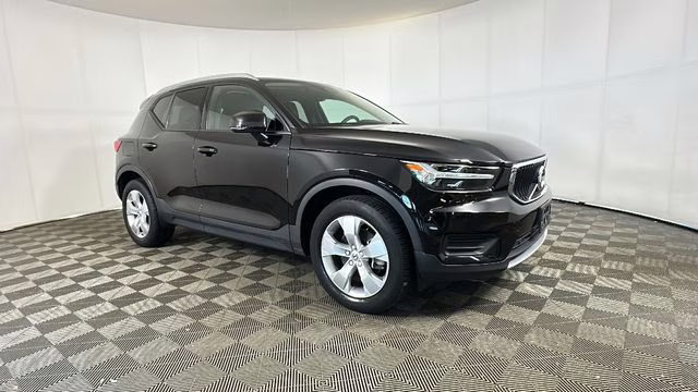 2022 Black Volvo XC40 Momentum AWD SUV