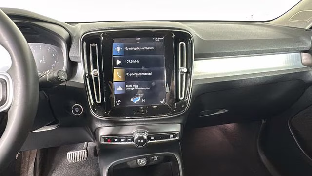 2022 Black Volvo XC40 Momentum AWD SUV