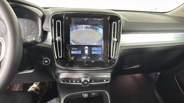 2022 Black Volvo XC40 Momentum AWD SUV
