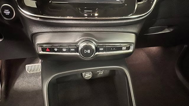 2022 Black Volvo XC40 Momentum AWD SUV