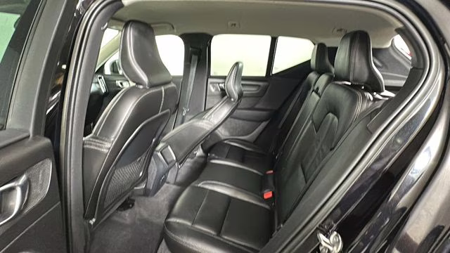 2022 Black Volvo XC40 Momentum AWD SUV