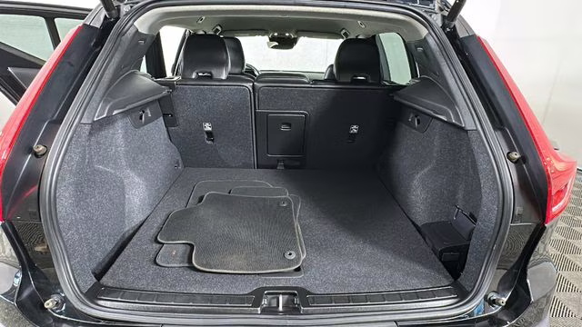 2022 Black Volvo XC40 Momentum AWD SUV