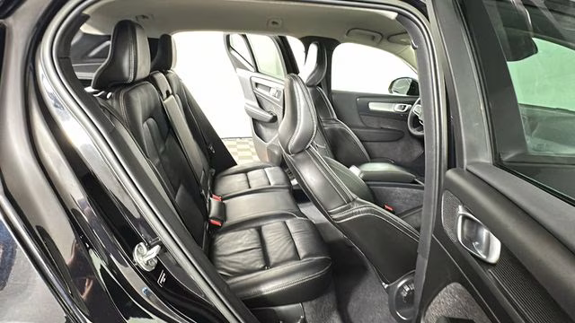 2022 Black Volvo XC40 Momentum AWD SUV