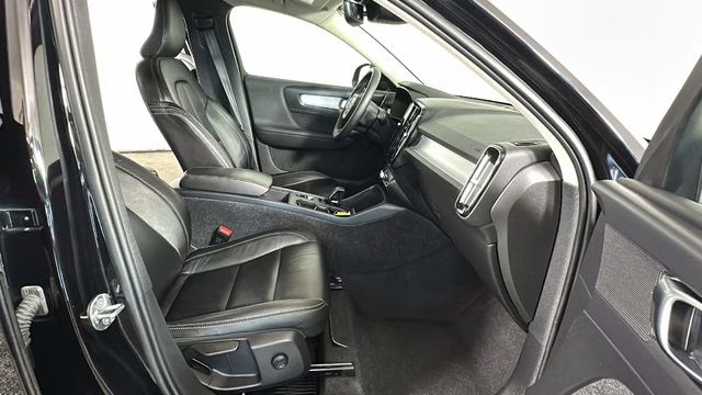 2022 Black Volvo XC40 Momentum AWD SUV