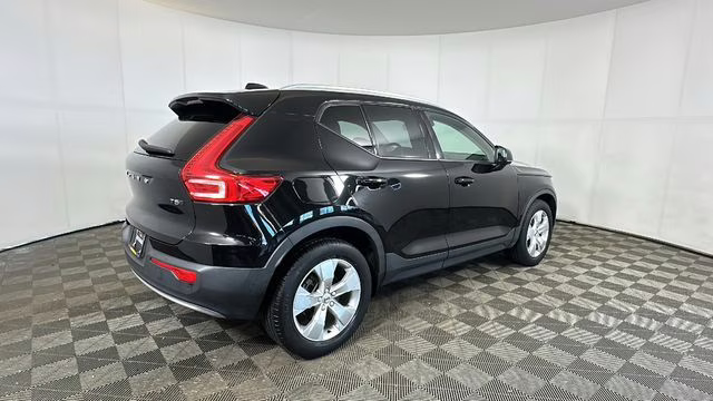 2022 Black Volvo XC40 Momentum AWD SUV