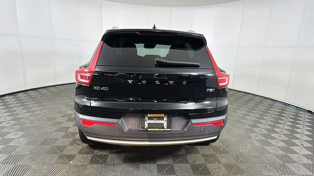 2022 Black Volvo XC40 Momentum AWD SUV