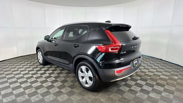 2022 Black Volvo XC40 Momentum AWD SUV