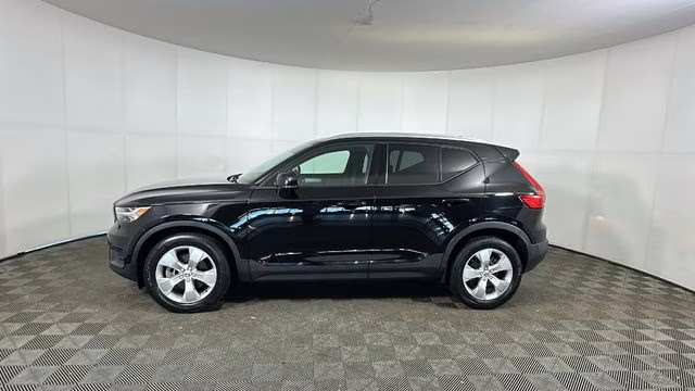 2022 Black Volvo XC40 Momentum AWD SUV