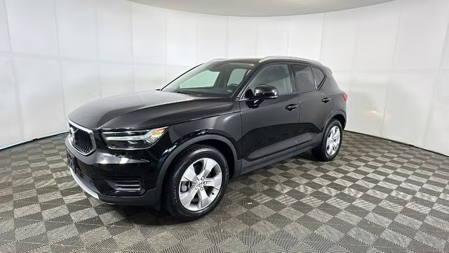 2022 Black Volvo XC40 Momentum AWD SUV