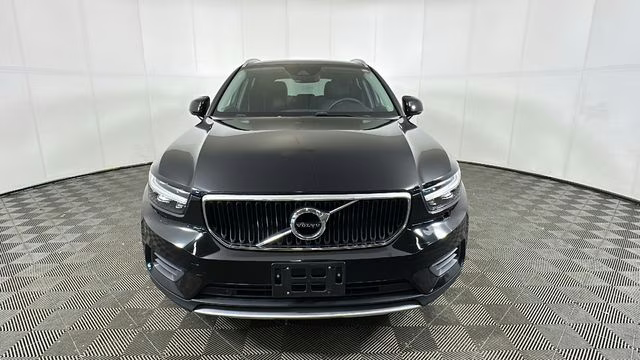 2022 Black Volvo XC40 Momentum AWD SUV