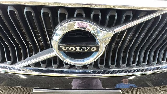 2022 Black Volvo XC40 Momentum AWD SUV
