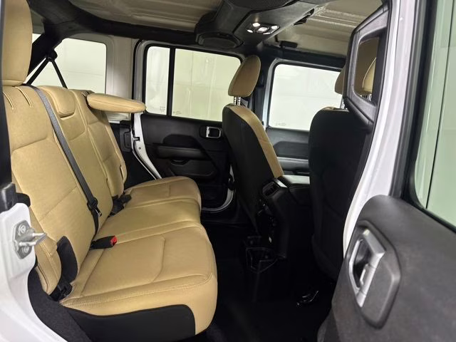2020 Bright White Clearcoat Jeep Wrangler Unlimited Sahara 4X4 SUV