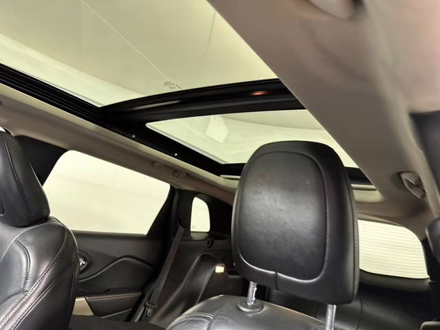 2017 Bright White Clearcoat Jeep Cherokee Limited 4X4 SUV