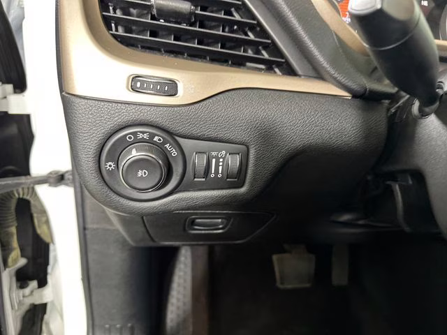 2017 Bright White Clearcoat Jeep Cherokee Limited 4X4 SUV
