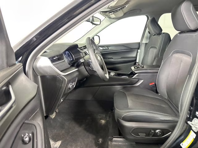 2023 Diamond Black Crystal Pearlcoat Jeep Grand Cherokee Laredo 4X4 SUV