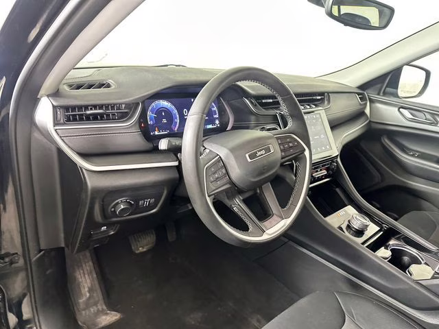 2023 Diamond Black Crystal Pearlcoat Jeep Grand Cherokee Laredo 4X4 SUV