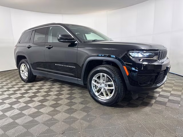 2023 Diamond Black Crystal Pearlcoat Jeep Grand Cherokee Laredo 4X4 SUV