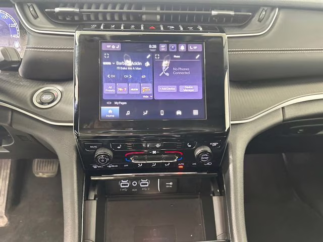 2023 Diamond Black Crystal Pearlcoat Jeep Grand Cherokee Laredo 4X4 SUV
