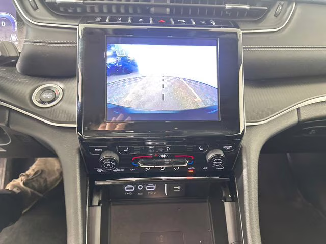 2023 Diamond Black Crystal Pearlcoat Jeep Grand Cherokee Laredo 4X4 SUV