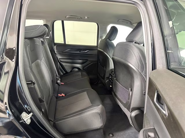 2023 Diamond Black Crystal Pearlcoat Jeep Grand Cherokee Laredo 4X4 SUV