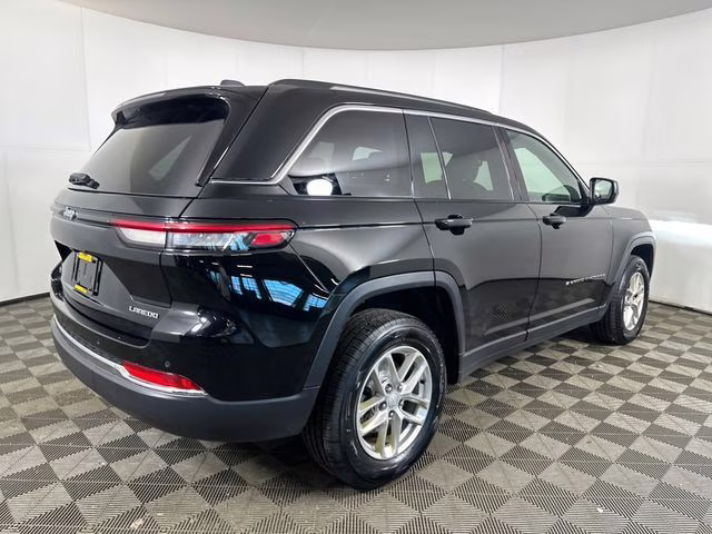 2023 Diamond Black Crystal Pearlcoat Jeep Grand Cherokee Laredo 4X4 SUV