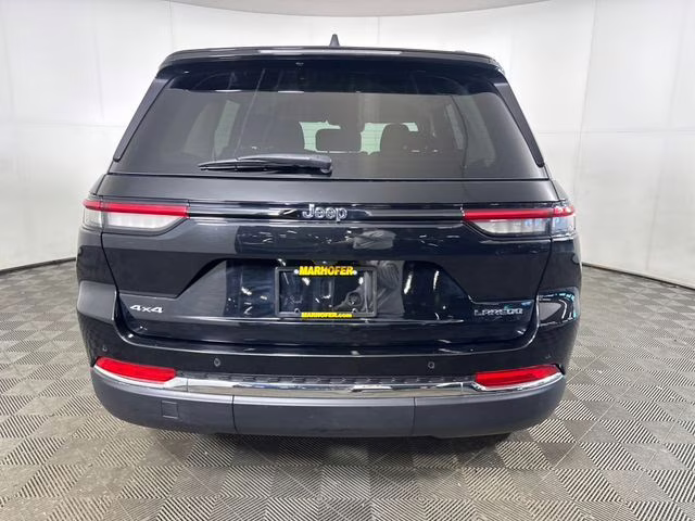 2023 Diamond Black Crystal Pearlcoat Jeep Grand Cherokee Laredo 4X4 SUV