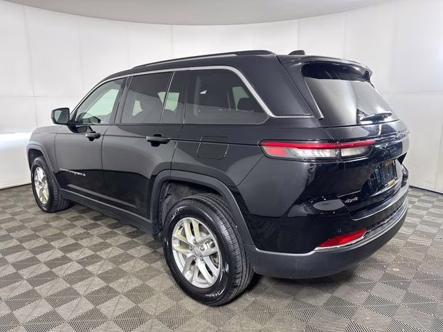 2023 Diamond Black Crystal Pearlcoat Jeep Grand Cherokee Laredo 4X4 SUV