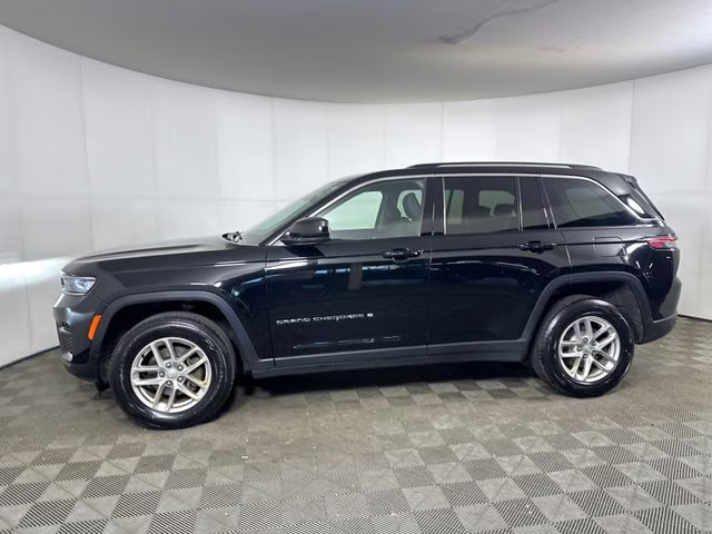 2023 Diamond Black Crystal Pearlcoat Jeep Grand Cherokee Laredo 4X4 SUV