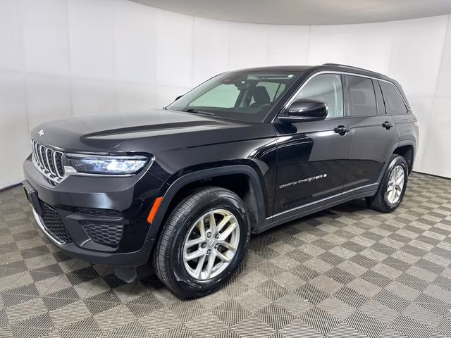 2023 Diamond Black Crystal Pearlcoat Jeep Grand Cherokee Laredo 4X4 SUV