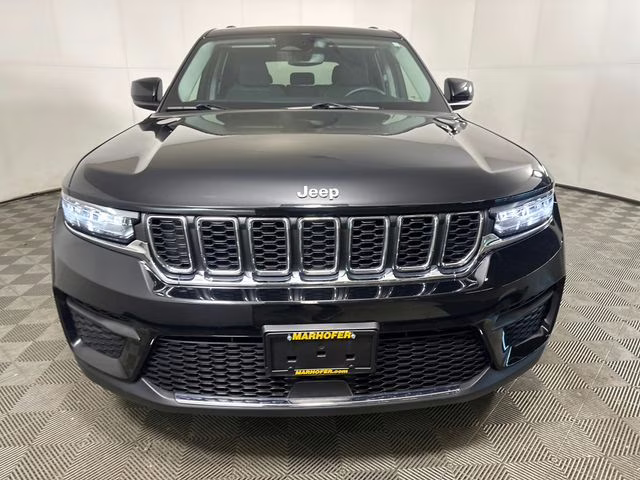 2023 Diamond Black Crystal Pearlcoat Jeep Grand Cherokee Laredo 4X4 SUV