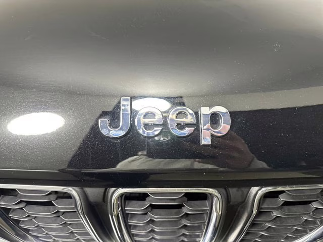 2023 Diamond Black Crystal Pearlcoat Jeep Grand Cherokee Laredo 4X4 SUV