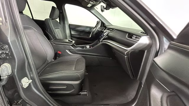 2024 Baltic Gray Metallic Clearcoat Jeep Grand Cherokee Laredo 4X4 SUV