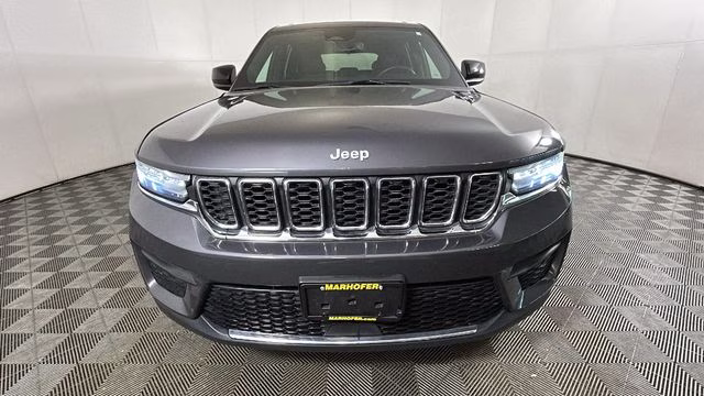 2024 Baltic Gray Metallic Clearcoat Jeep Grand Cherokee Laredo 4X4 SUV