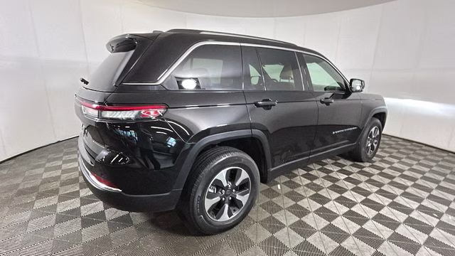 2023 Diamond Black Crystal Pearlcoat Jeep Grand Cherokee 4xe 4X4 SUV